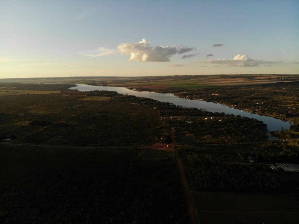 Fotografia aérea com drone de área rural às margens de rio