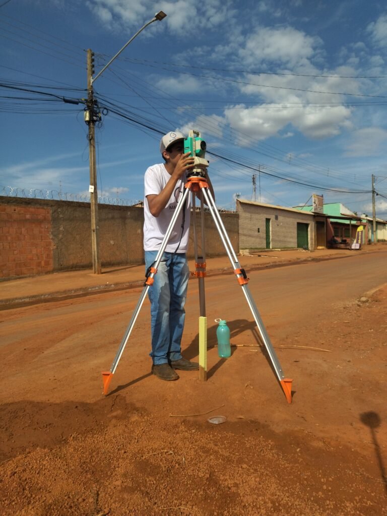 Levantamento topográfico com estação total em rua urbana para planialtimétrico