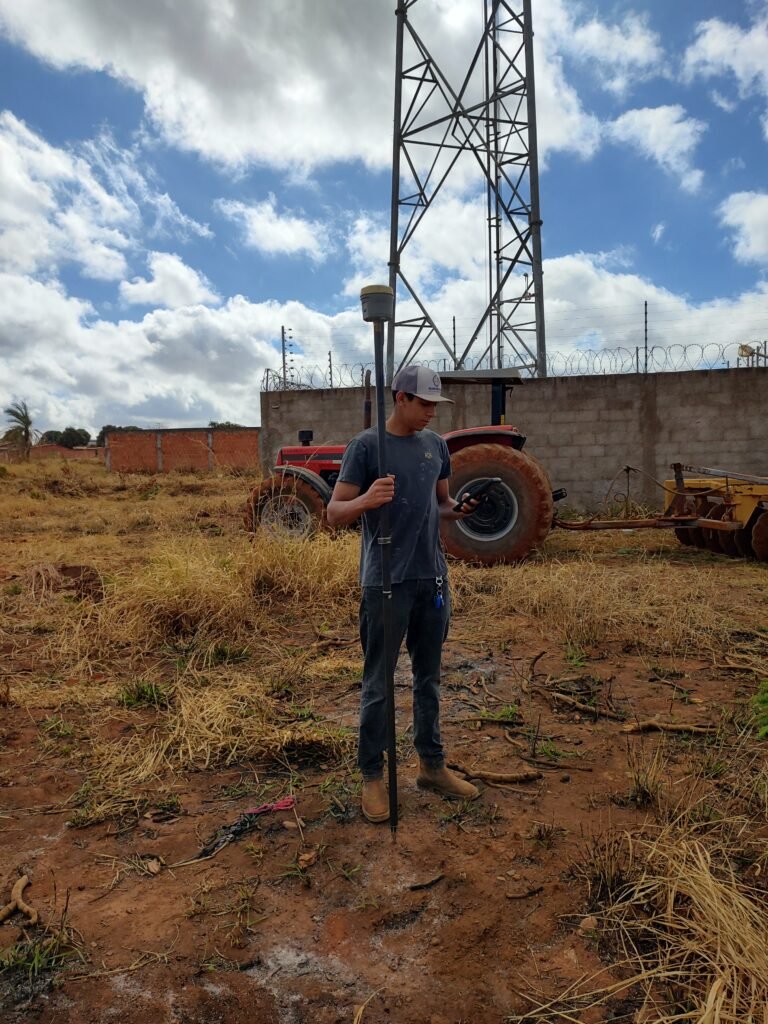 Levantamento topográfico em campo com receptor GNSS RTK para demarcação de divisas