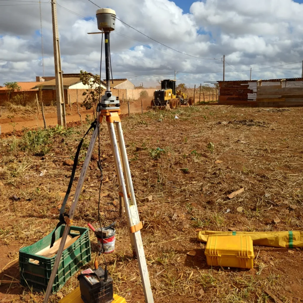 Base GNSS RTK da Agrarius montada em tripé durante levantamento topográfico
