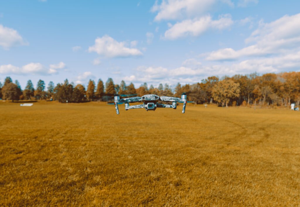 Drone sobrevoando área rural em levantamento aéreo