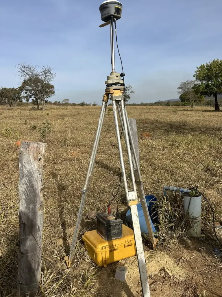 Base GNSS RTK instalada em tripé para levantamento de imóvel rural