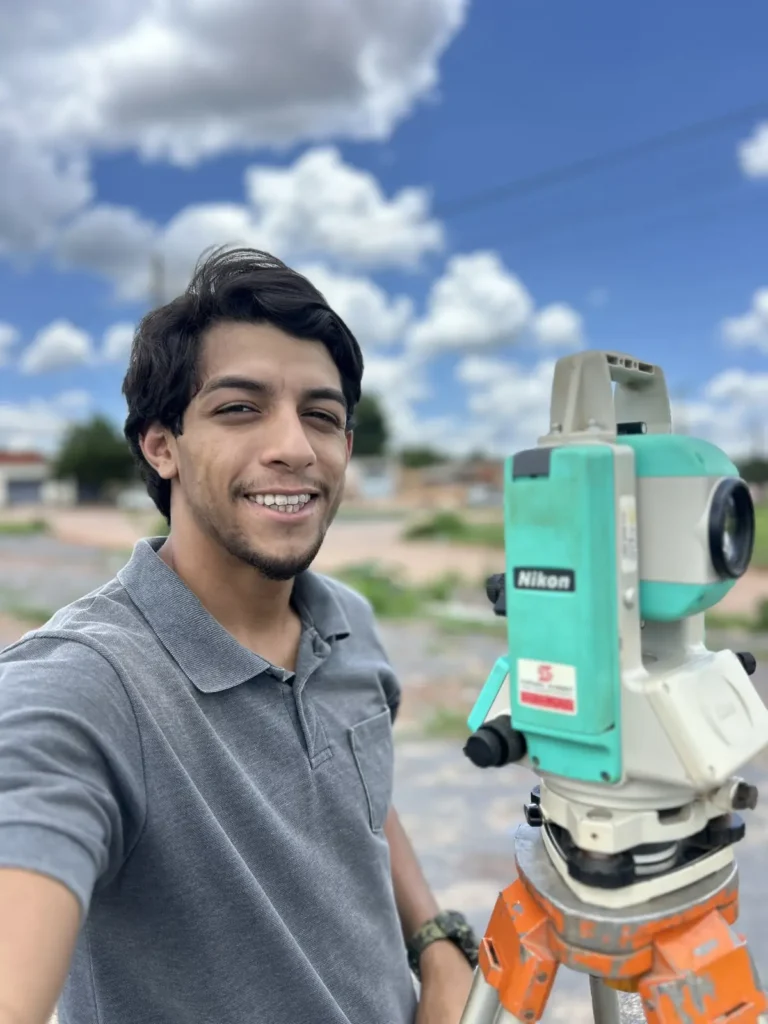 Daniel Cândido, diretor responsável da Agrarius, operando estação total em levantamento topográfico