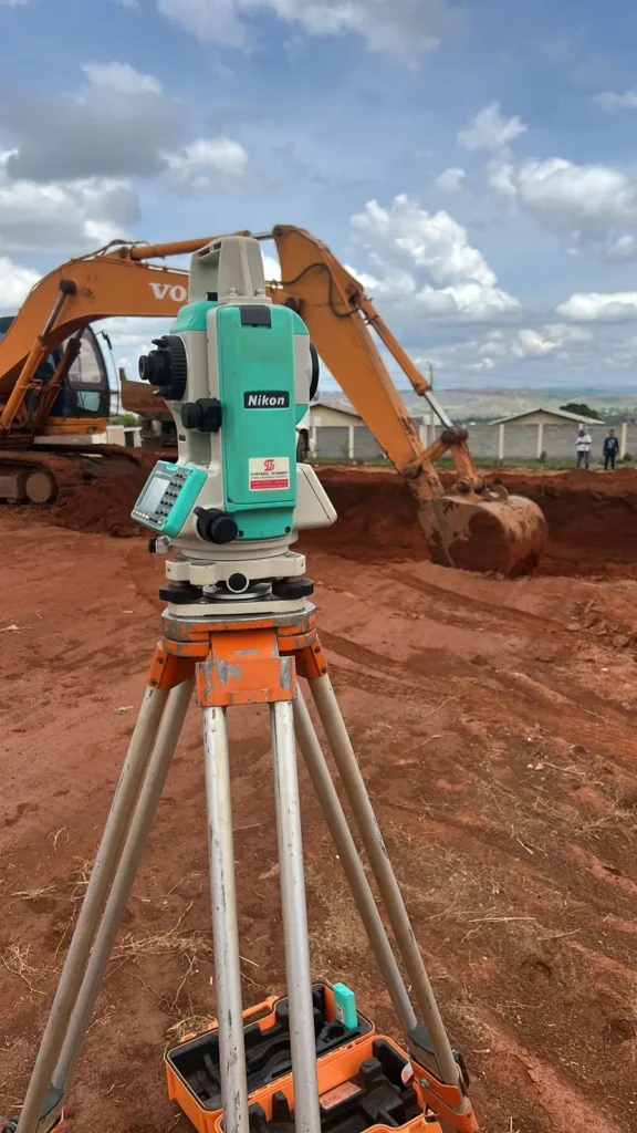 Estação total em locação de obra e controle de terraplenagem