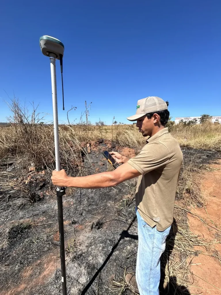 Georreferenciamento de imóvel rural com receptor GNSS RTK e coletora em campo