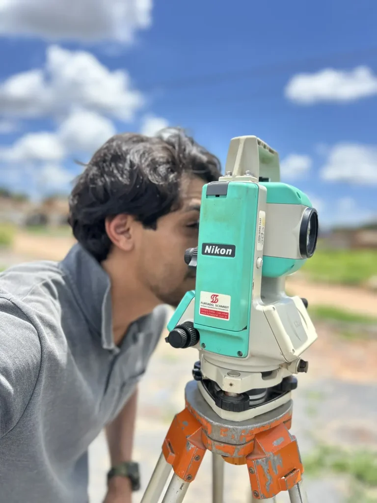Levantamento topográfico com estação total realizado pela equipe Agrarius