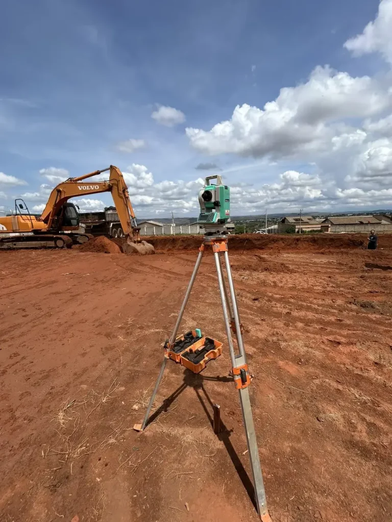 Levantamento topográfico planialtimétrico em obra de terraplenagem