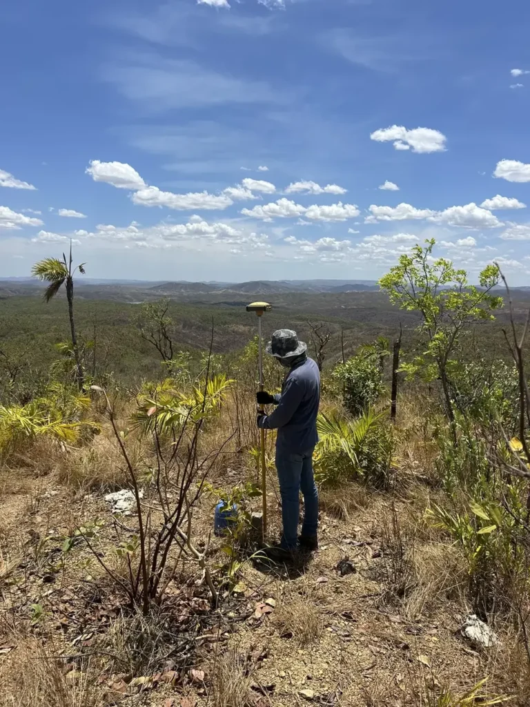 Medição de vértice de divisa com GNSS em área de serra no Cerrado