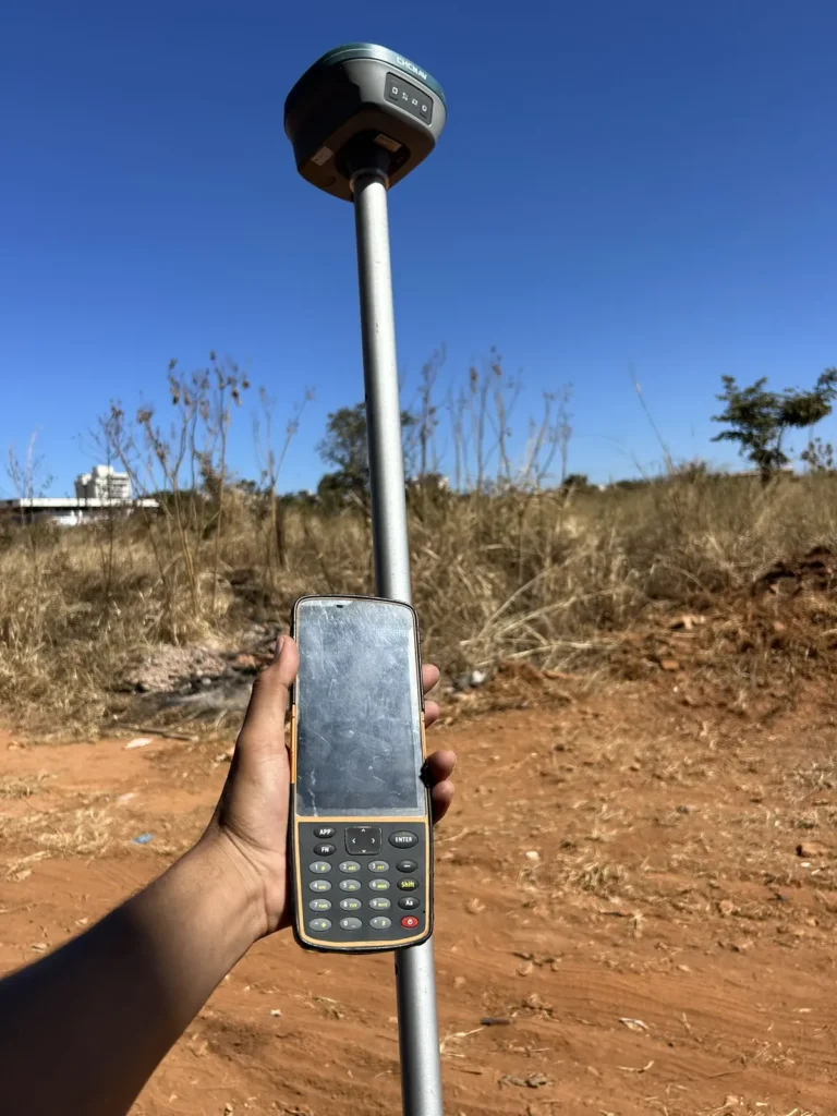 Receptor GNSS RTK e coletora usados em georreferenciamento de precisão